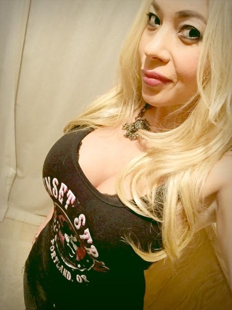 Lexie_Sunset's tweet photo. Heading to @Sunset_StripPdx to make drinkies 🍷🍹🍸. #onemorenighttogo✈️ http://t.co/ySHwroMMYY