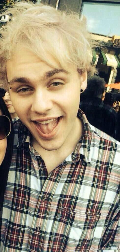 Happy birthday to the one and only, michael gordon clifford, you punk rock kitten (: 