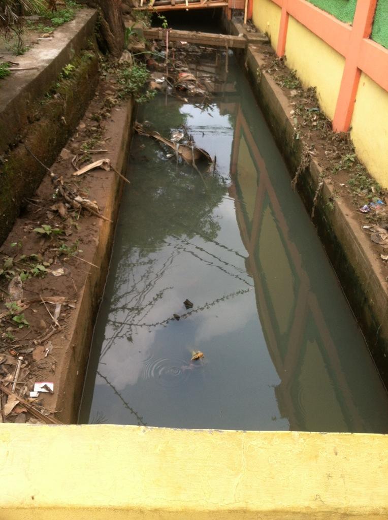 sendydado's tweet photo. Gorong2 ini kedalamannya 2 meter lbh, tapi sekarang cuma +-50 cm, selebihnya lumpur dan sampah #banjir http://t.co/vM4J4Ddydv