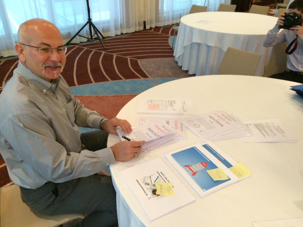 OliverJakubik's tweet image. The main #speaker Mr. Gordon Curphy giving his signmark on certificates for participants. #rocketmodel