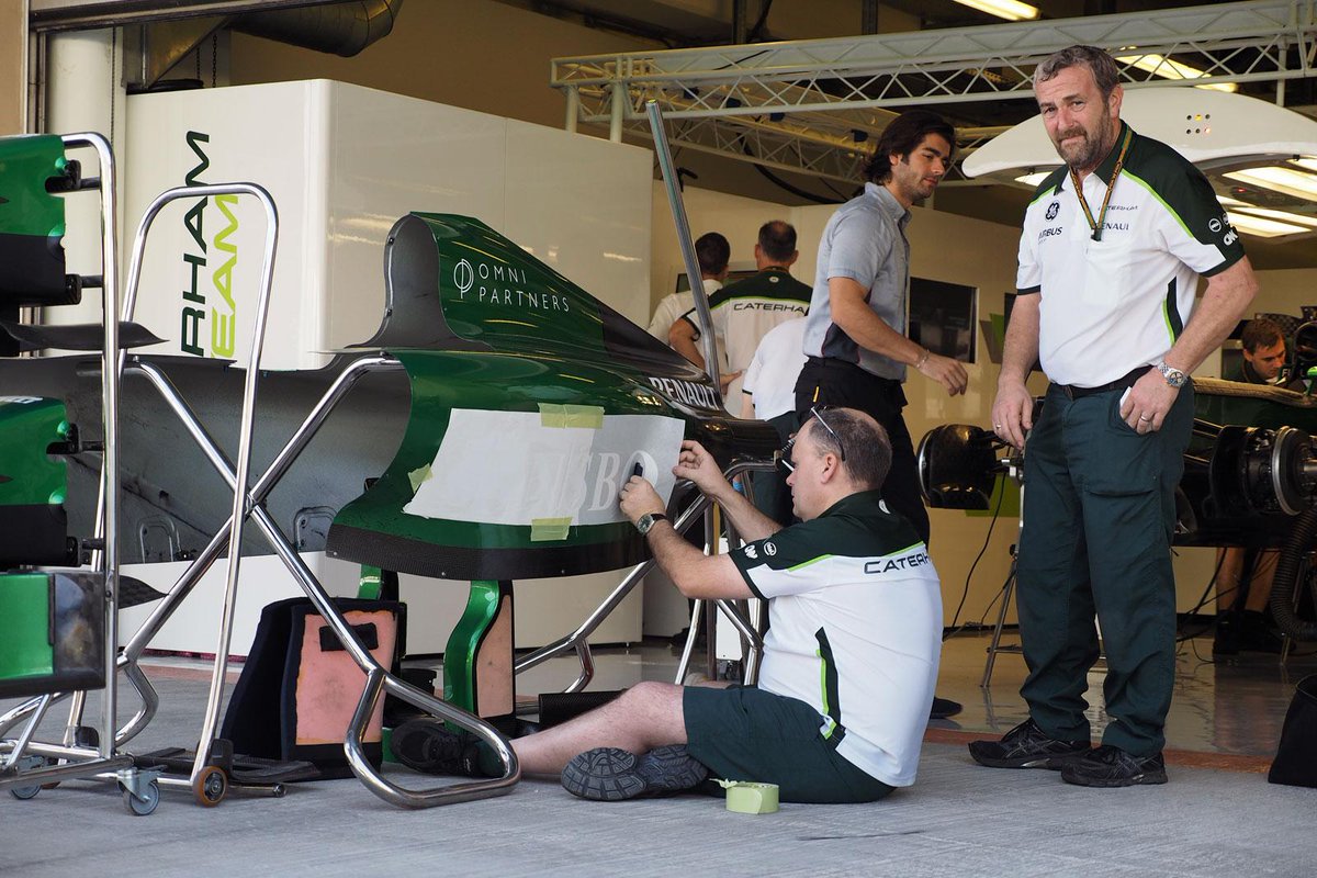 m_yoneya's tweet image. ケータハムも元気に準備中！ 新型カウルも2枚用意されています。ロゴの貼り付け作業中。「火曜にサーキットに来てみたら、いつも通り過ぎて不思議なくらいよ！」と広報タバサも元気でした。コバヤシ選手ももうすぐ到着とのこと。#f1jp