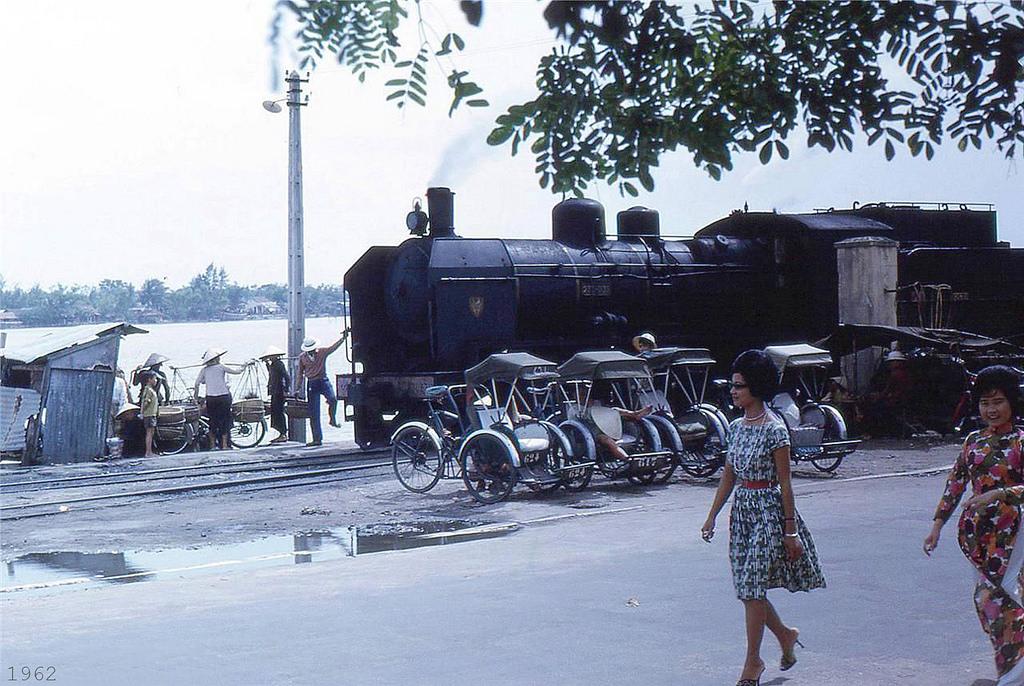 IRTDanang's tweet photo. #ThrowbackThursday - Thời trang đường phố năm 1962 tại #Danang! http://t.co/4I3jTHC2YG