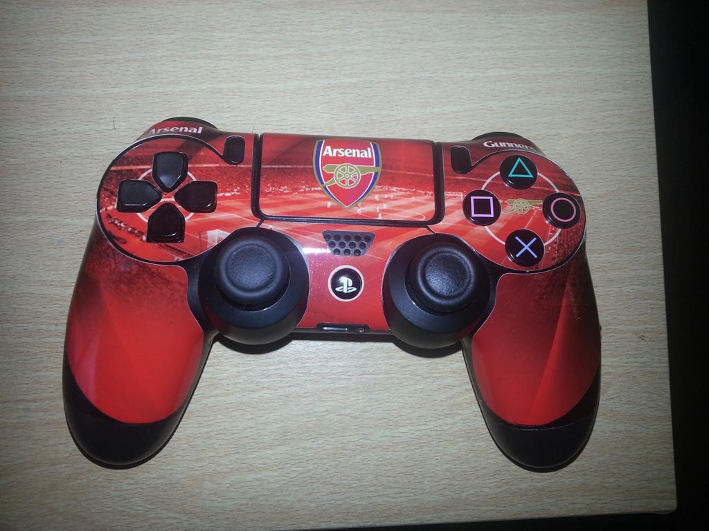 the Gooner on Twitter: "“@goonernick: New skin for my controller. # ps4 #arsenal http://t.co/BXX9B2h70H” dope!!!!!" / Twitter