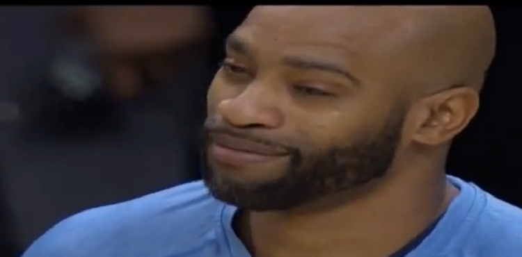 basketenzona's tweet photo. Brutal. Vince Carter acaba llorando con el homenaje que le rinden los Raptors (Vídeo)
http://t.co/ElsidEEcAW http://t.co/4TtlZesAKx
