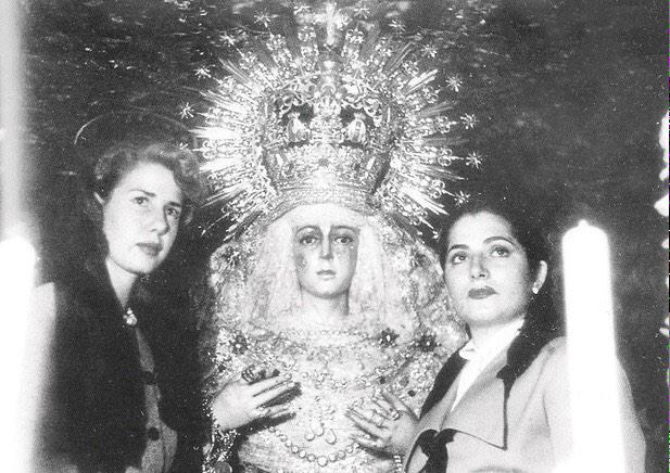 info_cofrade's tweet photo. Fotografía ya para la historia, Cayetana de Alba y Juanita Reina junto a la Esperanza Macarena. http://t.co/XBVeJr7RX8