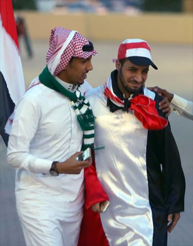 لا ذكرت أوطانها حنت .
مشجع سعودي وشقيقة يمني في طريقهم إلي الملعب أمس .
#غرد_بصورة  #السعودية_اليمن #مشهد