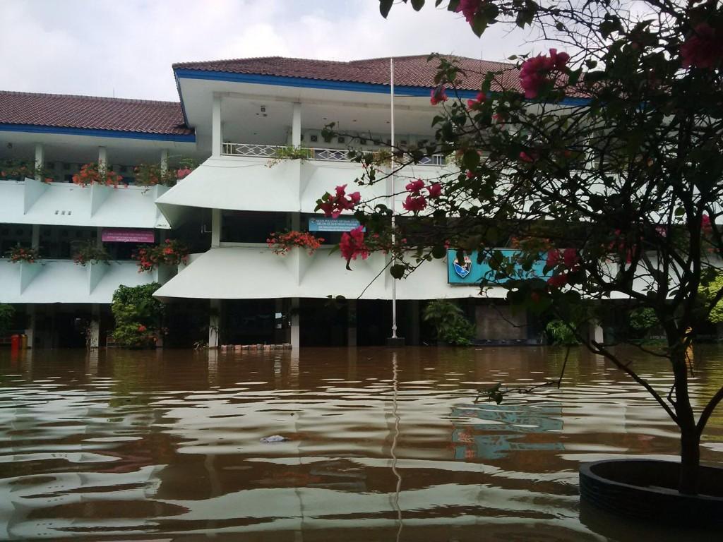 [LIVE REPORT] - 09.57 WIB // air naik lagi nyaris setinggi podium #prayforsman8