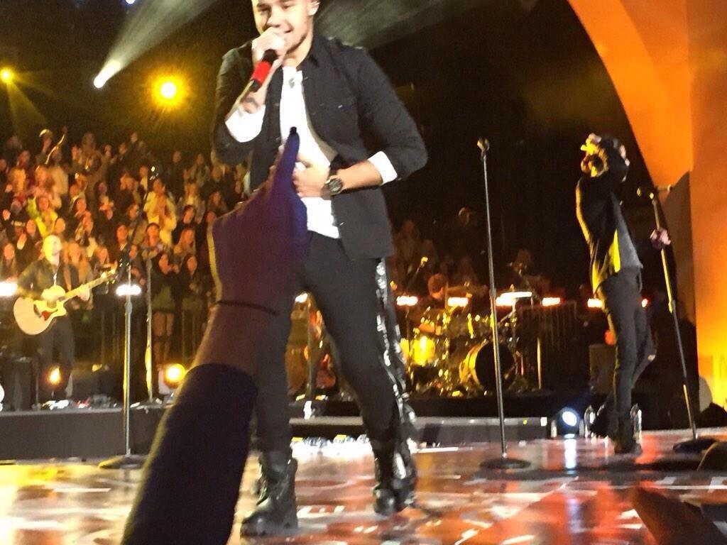1D_2infinity's tweet photo. #PHOTO The boys at their private performance in Orlando yesterday 11/18 #6  http://t.co/UWih3g9QFl