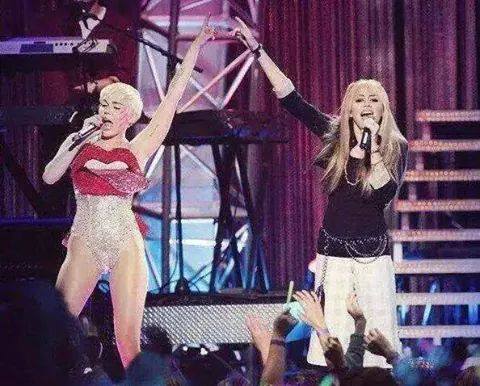 MileyftKarina's tweet photo. ORGULLO? MUCHO MAS QUE ORGULLO. #MTVStars Miley Cyrus http://t.co/pbcPwmqiiP