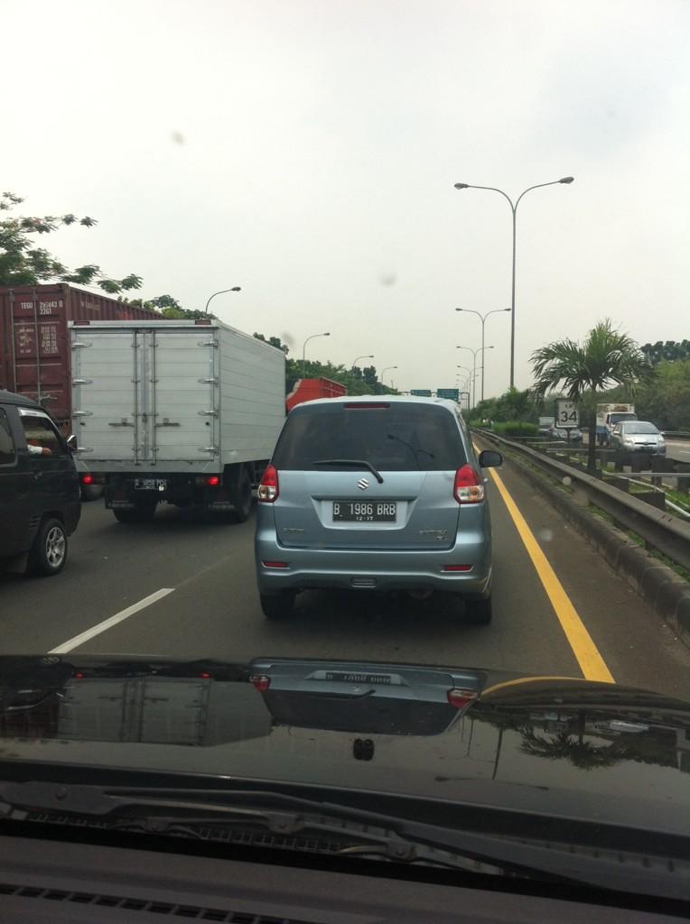 yohanes2012's tweet photo. @RadioElshinta  jorr arah Bambu apus- PD indah 20-30km/jam http://t.co/wjoS4lfYQP