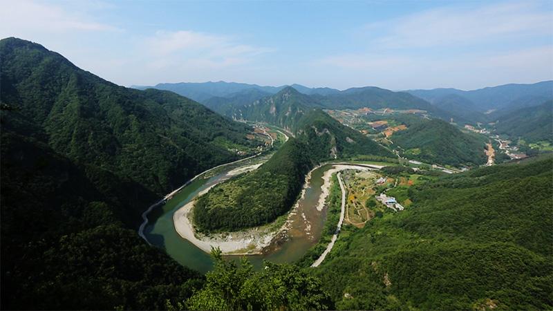 밤 10시 1TV【 #코리언지오그래픽 】.첩첩산중을 굽이돌아 영월에 이르는 51km의 장대한 물줄기인 동강. 석회암이 빚어낸 신비와 강물 곁 생명의 이야기가 펼쳐집니다. youtu.be/_gCR_QSFg7Q