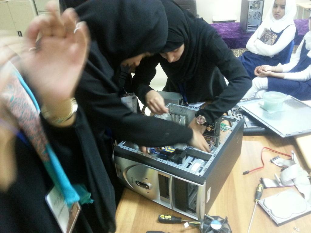 thoufeeqas's tweet photo. @mec_pics 
PC Assembly activity at South Al Mabella School  For Girls http://t.co/1eNTRPdd71