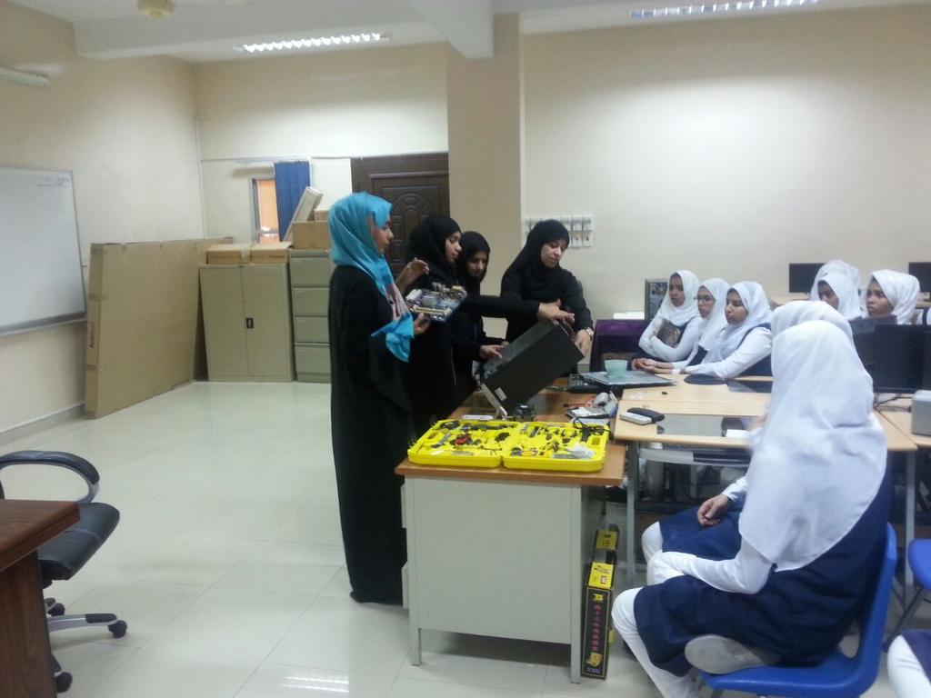 thoufeeqas's tweet photo. @mec_pics 
PC Assembly activity at South Al Mabella School  For Girls http://t.co/1eNTRPdd71