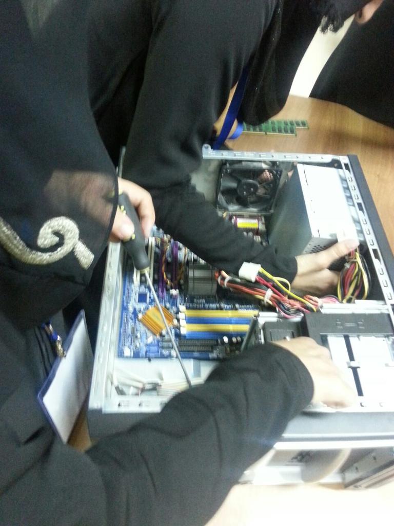thoufeeqas's tweet photo. @mec_pics 
PC Assembly activity at South Al Mabella School  For Girls http://t.co/1eNTRPdd71