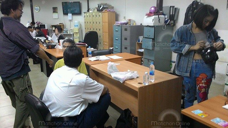 thairanking's tweet photo. RT @joe_black317: นายนัชชชา กองอุดม นศ.ที่ชู 3 นิ้วที่พารากอน ถูกตำรวจนำตัวไปสน.ปทุมวันแล้ว /มติชนออนไลน์ http://t.co/8EoVCJXvcj : RT= 25