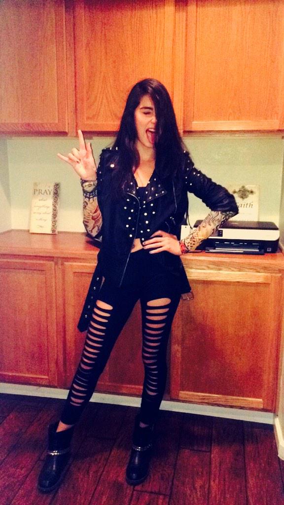 xoaleeee's tweet photo. Tb to my last minute halloween costume that I never got to wear 💀👅 http://t.co/cmpFxApqt1