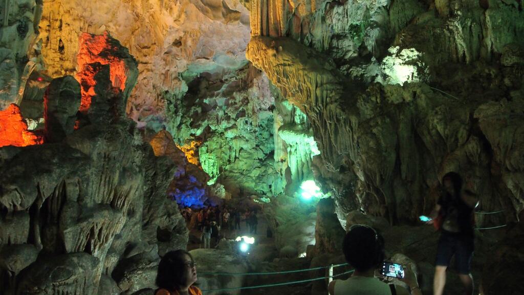 lady626's tweet photo. #DonThienCung #halongbay #vietnam http://t.co/BowuPLEWuB