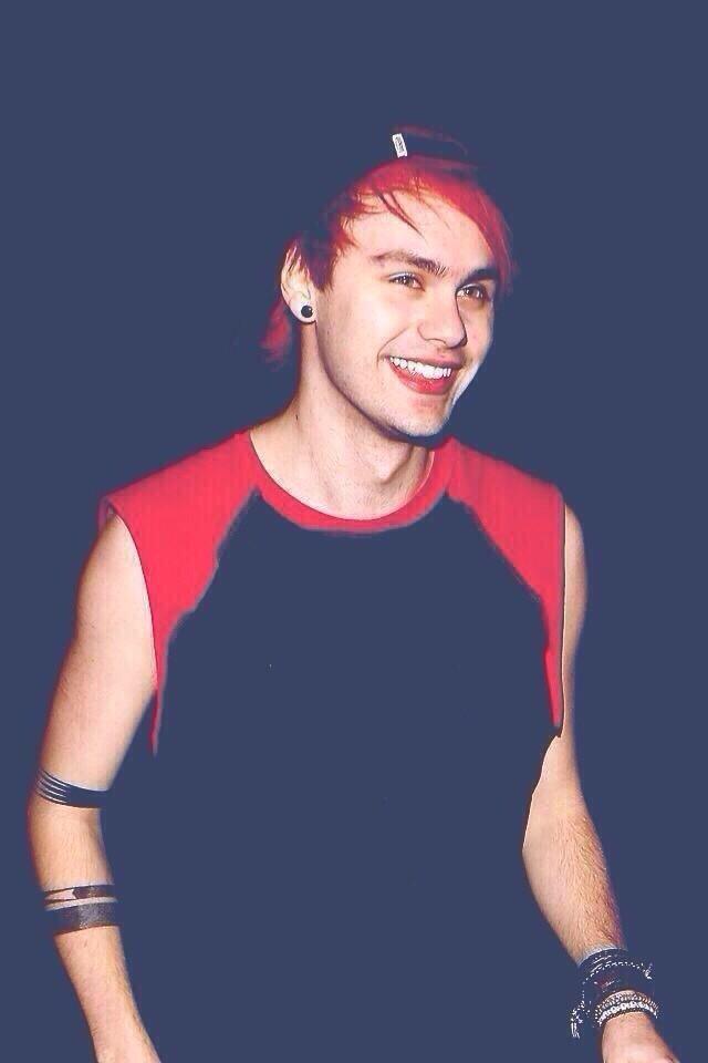 Happy birthday to the beautiful Michael Gordon Clifford   Just to let you know ily 