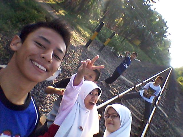 qibthie's tweet photo. Bismillah, ini fotoku &amp; teman2 ketika JJP di area rel kereta api di Ngawi,
trims @Ezytravelindo #EzySelfie http://t.co/flD5QFVPdi