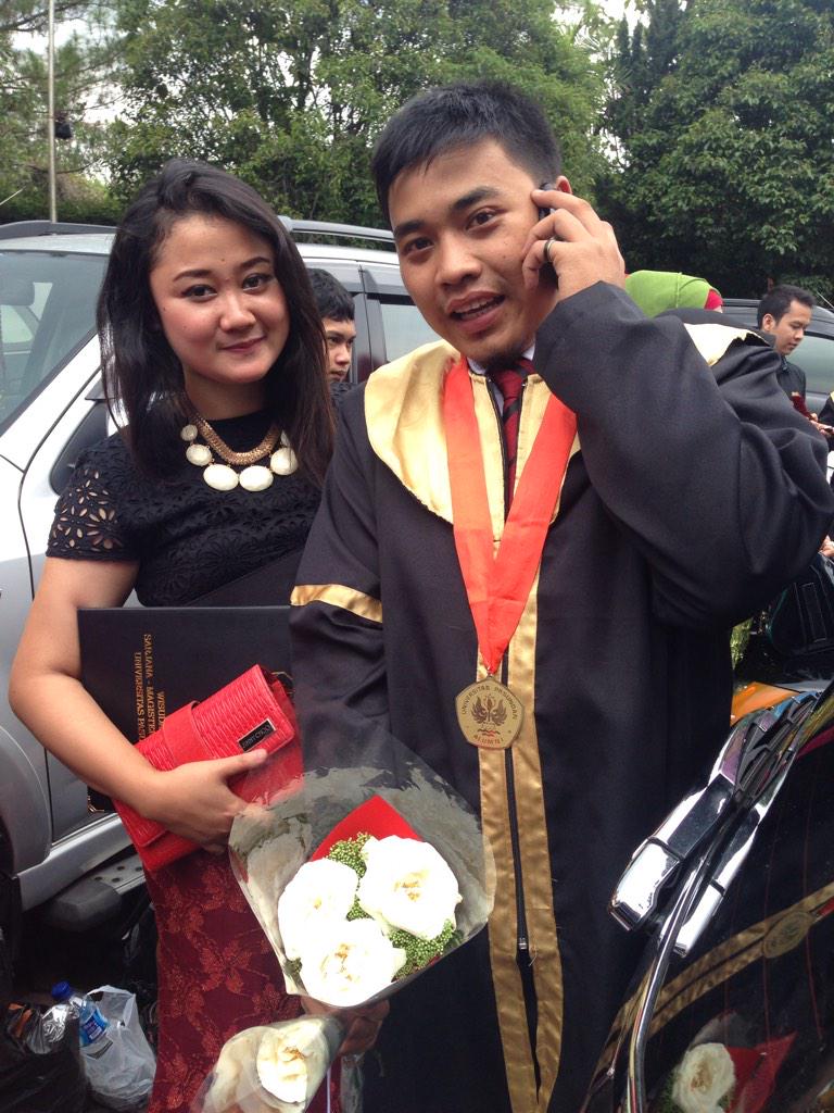 #edisiwisuda 😊 sekali lagi selamat ya kang <a href="/Hary_Yanuari/">Hary Yanuari</a>