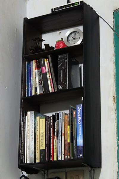 pondokPUNOKAWAN's tweet photo. menunggu dibaca ... // sembari ngopi baca buku, puaaah lakik banget heuheu http://t.co/Ch3yypFGyY
