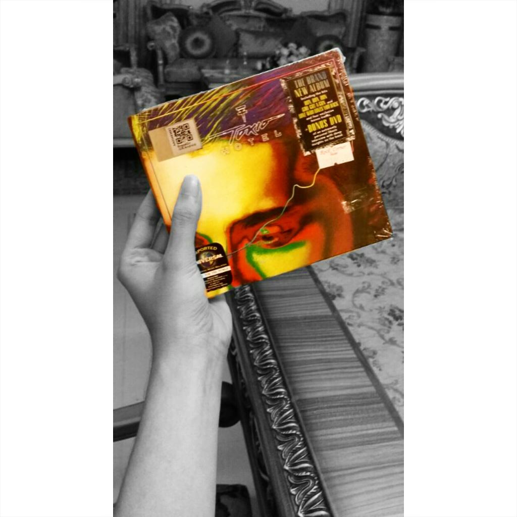 TokioHotelEn's tweet photo. We just snagged our very own copy of KOS! ..did u get yours yet, Malaysian #Aliens 😉 #KingsOfSuburbia @tokiohotel http://t.co/JE29B2ndke