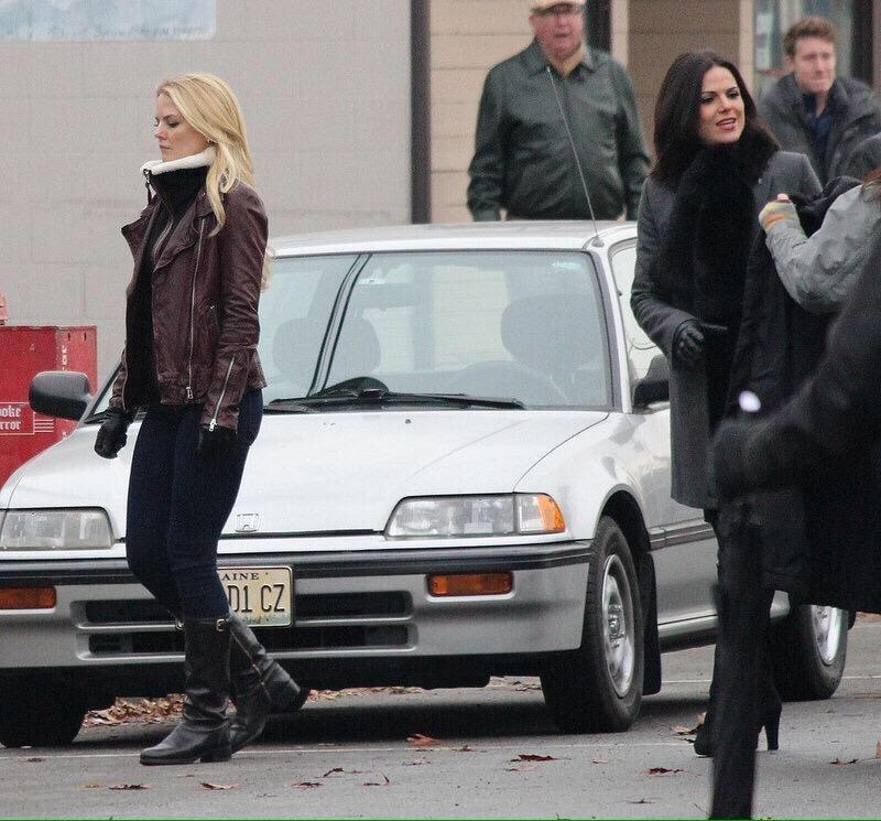 LanaPfanpage's tweet photo. #Swanqueen on set! http://t.co/HsSf1sgWah