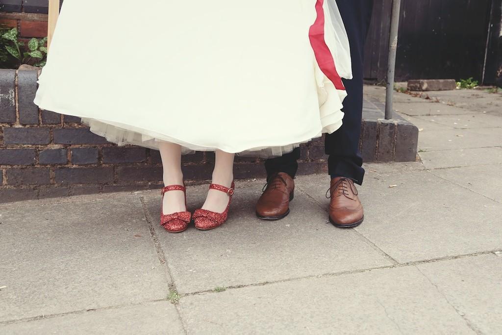 WEDMAGAZINE's tweet image. Gitta and Sim's harmonious &amp;amp; homespun wedding in Devon - with glittery shoes! @Joinerb wedmagazine.co.uk/wedding-at-uff…