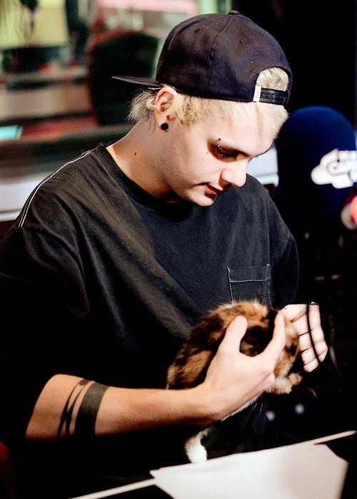 HAPPY BIRTHDAY MICHAEL GORDON CLIFFORD!!!! YOURE 19, HOW DO YOU FEEL?        