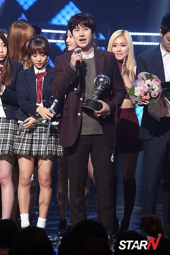lysa881's tweet photo. 141120 M!Countdown - Kyuhyun with his trophy.. Don't cry 😚🎉🏆 #Congrast #AtGwanghwamun1stWin #규현 #광화문에서 #Kyuhyun1stWin http://t.co/VAMhxLNW5d
