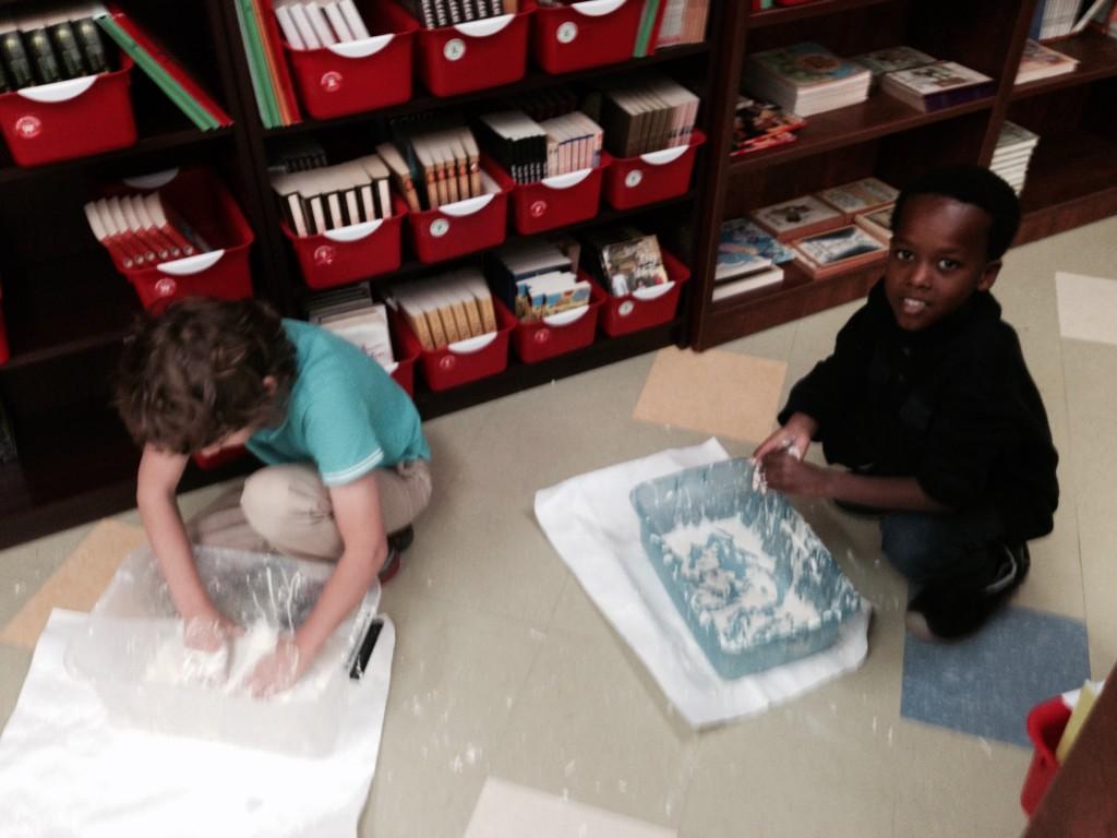 MPHsupport's tweet image. What's the matter with our matter?! It's a solid and a liquid. Playing with oobleck-Non-Newtonian fluid.