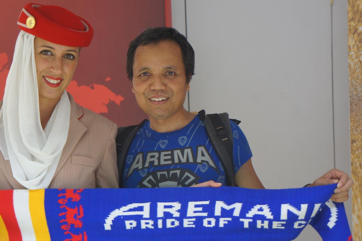 arema_98's tweet photo. KEEP FLY BLUE FLAG AREMANIA WITH #emirates @emirates @EmiratesSupport #helloclasico http://t.co/axu52Biqtd