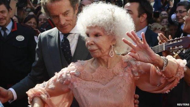 thairanking's tweet photo. @BBCWorld: Spain's eccentric Duchess of Alba, world's most titled aristocrat, dies aged 88 http://t.co/qCmO2mNcCu http://t.co/UZ9UuvN2Xp :