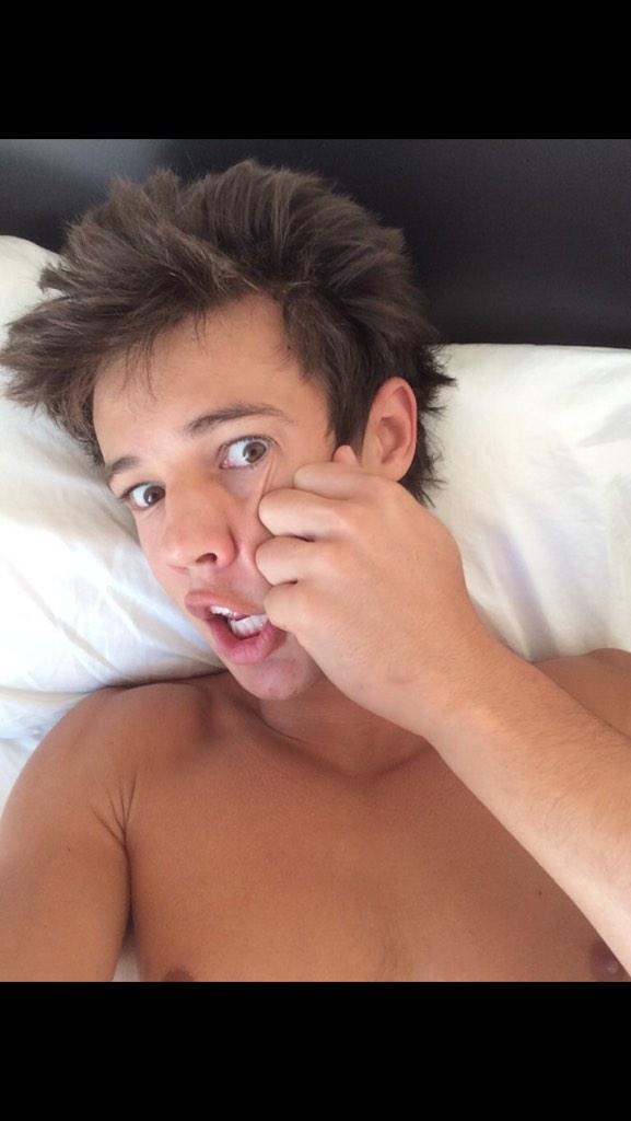 ItsGraceBoylan's tweet image. Im so fucking happy I found this 😍 ((((it's the selfie cam Dmed me over the summer)))) @camerondallas 💖 ilysm ☀️