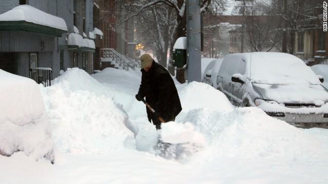 CNNThisMorning's tweet image. #Snowvember continues - Buffalo expecting 20-30 inches today (on top of 5 feet): cnn.it/1F3kSrK #5Things