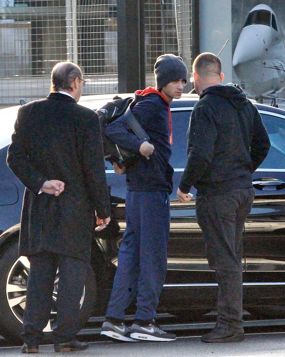 MileneUpdates's tweet photo. Zayn arriving at the airport in London (11/18/14) #4 http://t.co/nyI17dNq1o