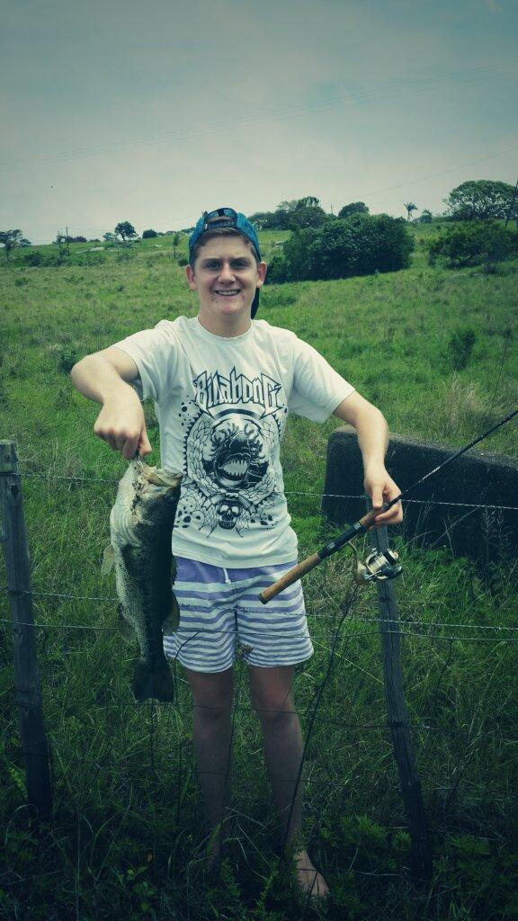 Dean_Jones_9's tweet photo. @BASS_nation Great Way To End Off A Week Of Exams! Nice 6lb Donkey On A 5ft Cherry Stick! http://t.co/eF4CJFUSYU