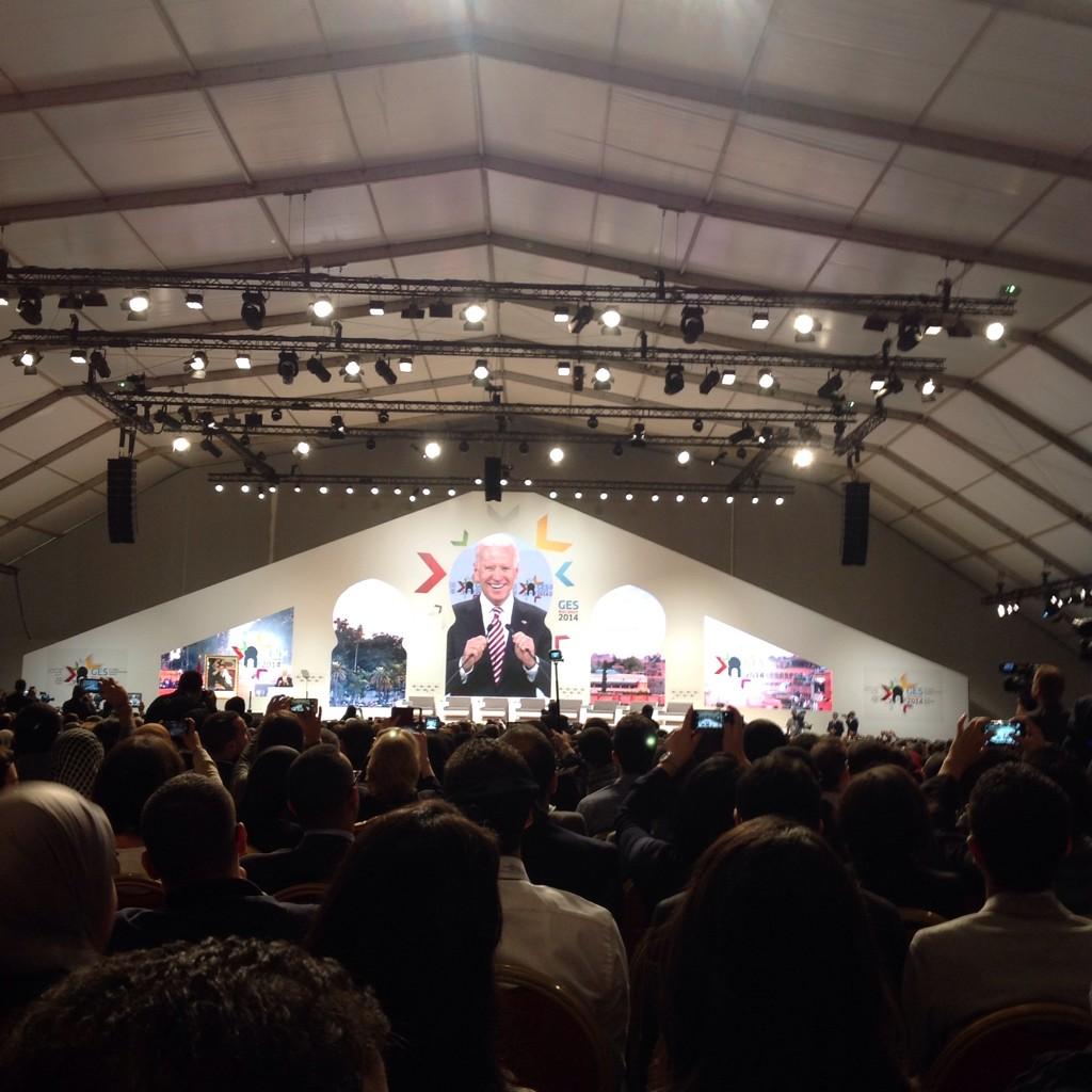 Le public chante "Happy Birthday" au vice-président américain Joe Biden lors du  