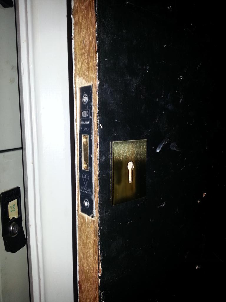 qrm247's tweet image. Just install deadlock in one of our friend's restaurant we're looking after. They pay in £££ and food :) #treat4trade