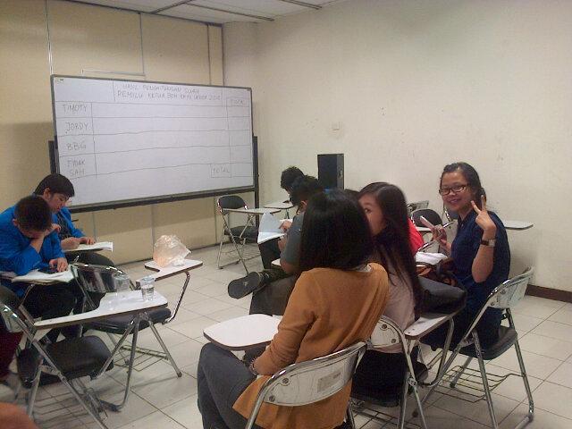 BPMFKUKRIDA's tweet photo. Kami jg sedang melakukan penghitungan suara pemilu ketua @bemfkukrida 2015. Penasaran siapa yg terpilih? Stay tuned! http://t.co/ElBOEDbed2