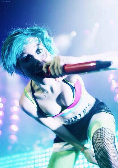 RT for Hayley's boobs

#MTVStars Paramore