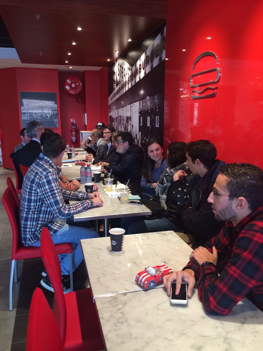 artkom_'s tweet photo. Bon, on tweete ou on mange ? :p (@ #steaknshake Barneoud Plan de Campagne) http://t.co/10yCIjmq9n