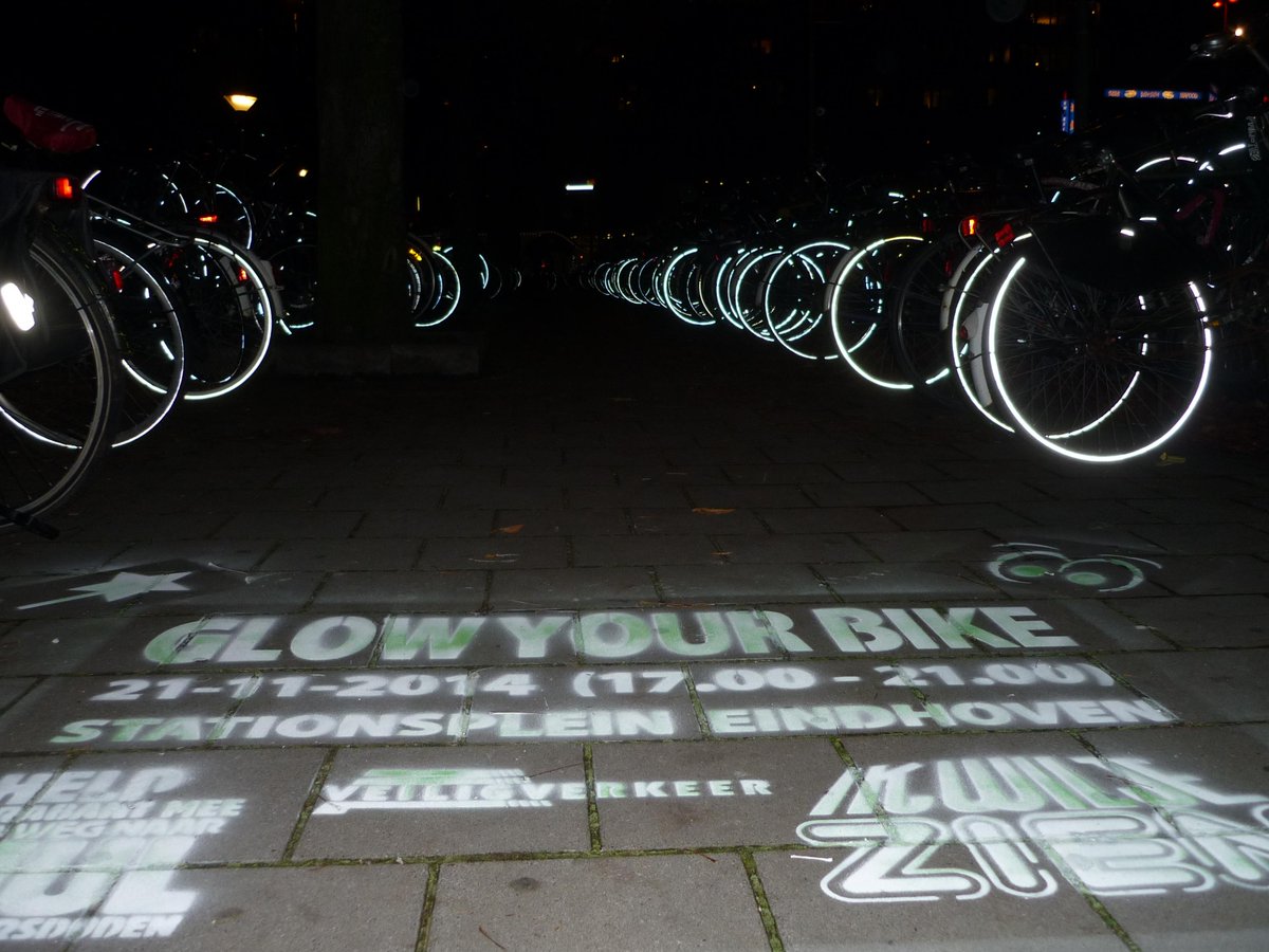 VVNBrabant's tweet photo. Fietslicht aan? Griffitit artists pimpen morgen je fiets (station Eindhoven 17-21u) VVN Glow your bike-event #nvdbr http://t.co/m7NMGaohiW