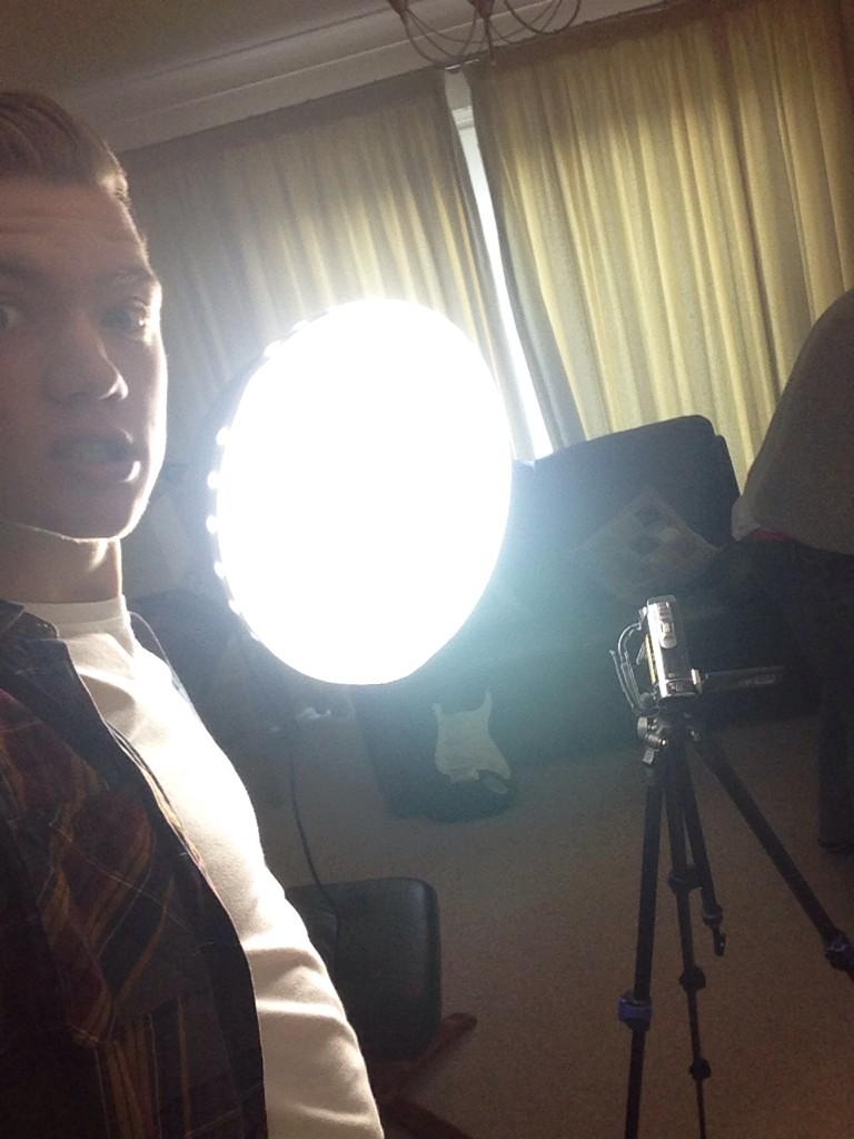 encodedmusix's tweet photo. On the set of the new single👌 http://t.co/AcF9mJPMKZ