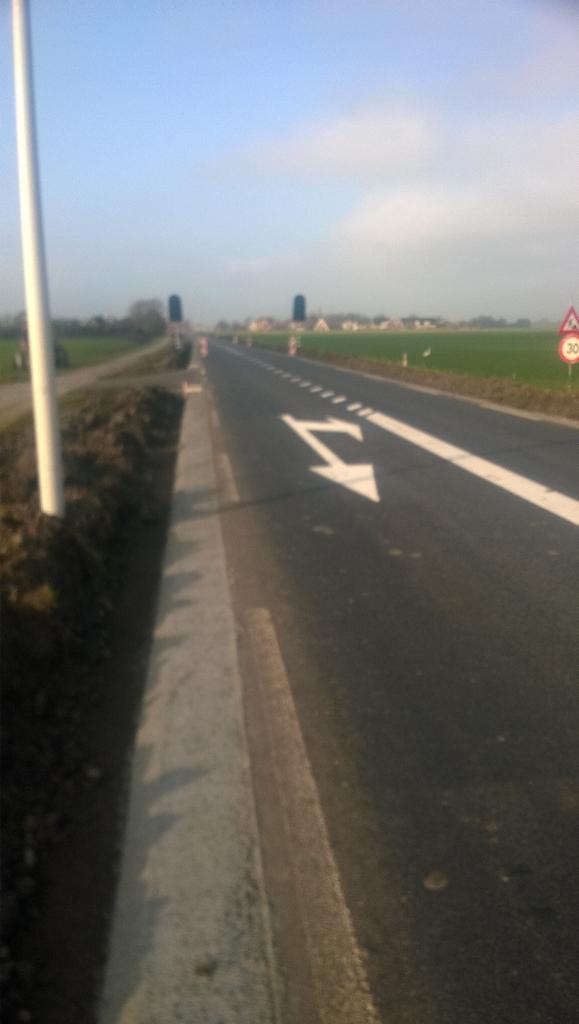 Betonband tussen Boazum en Wiuwert is gestort. Volgende week de bermen afwerken