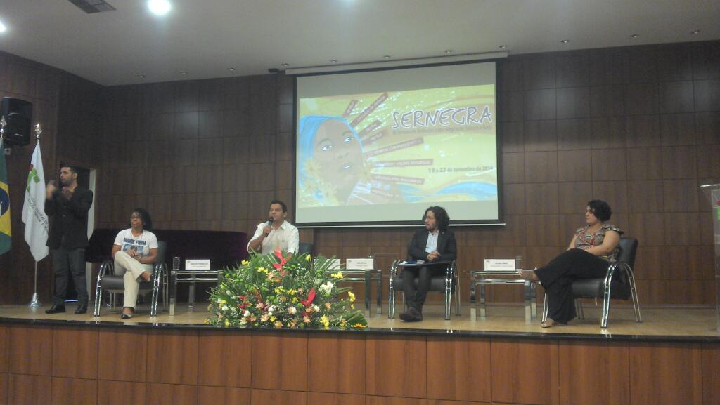 MudaMais's tweet photo. Ta começando o segundo dia da #Sernegra c/ Jean Wyllys e Maria da Silva, mãe de DG, debatendo violência institucional http://t.co/8di35iYNb2