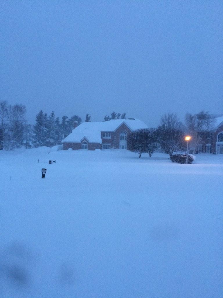 chartnova's tweet image. News is reporting that snow has slowed down in Southtown's - I disagree.  #snowvember #orchardpark