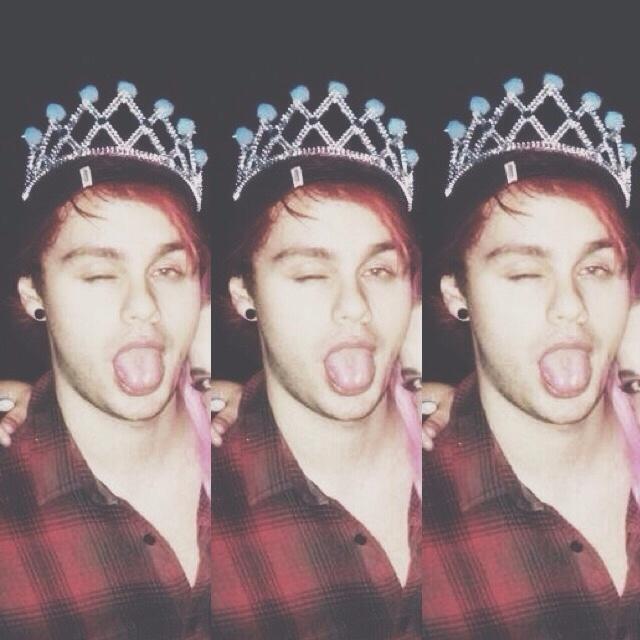 HAPPY BIRTHDAY MICHAEL GORDON CLIFFORD!! I LOVE YOU SO FUCKING MUCH STAY FUCKING FABULOUS!!       