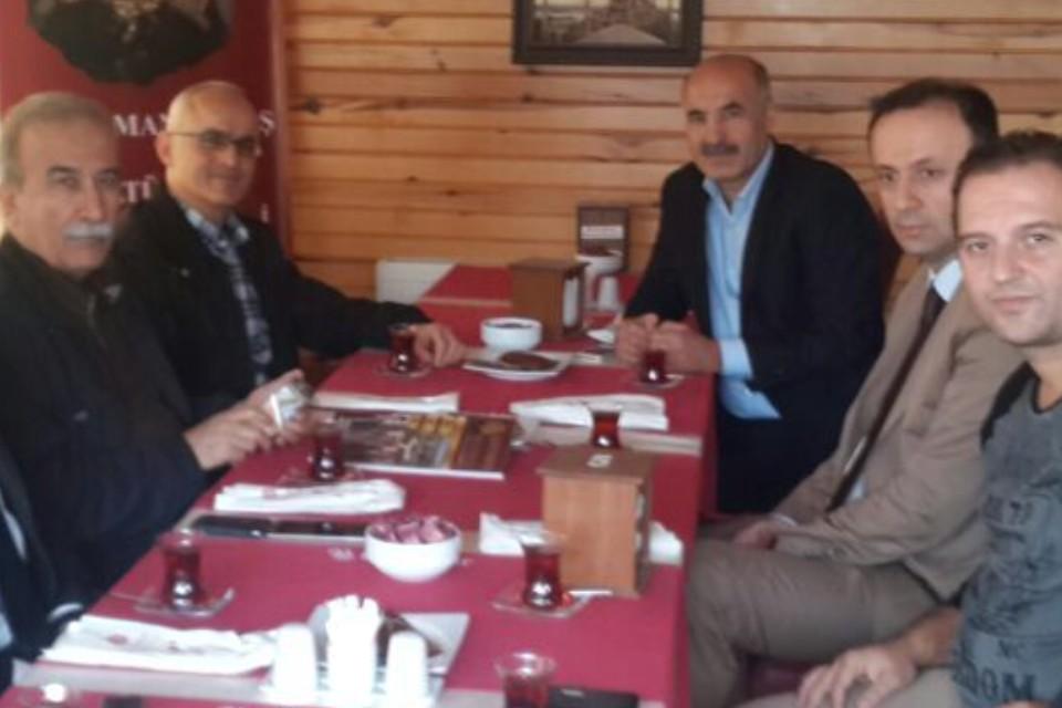 bilalardic_'s tweet photo. Degerli Hemşerimiz Abimiz @HanefiAvci2014 @Kentmarasder Derneğimizi Ziyarette Memlekete Dair Sohbet @AvBekirDedeler http://t.co/C6zY6tkren