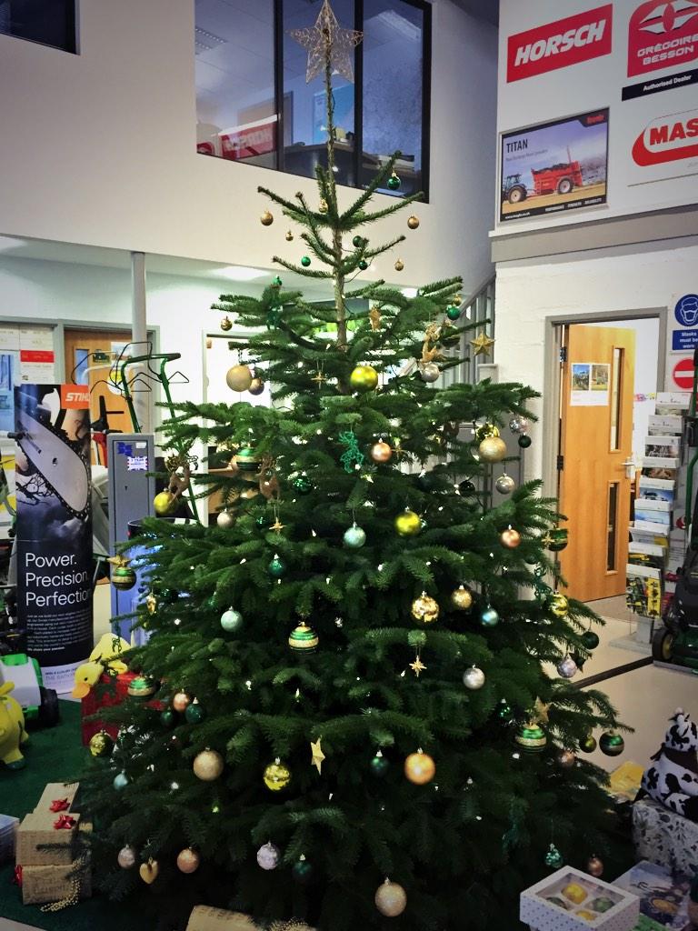 k_beynon89's tweet photo. @tallisamosgroup It's beginning to look a lot like Christmas at the Leominster Branch #Christmas #JohnDeere #tree 🎄🎅 http://t.co/QGnZ9WvfHz